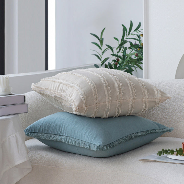 Luxurious cushion with fringes