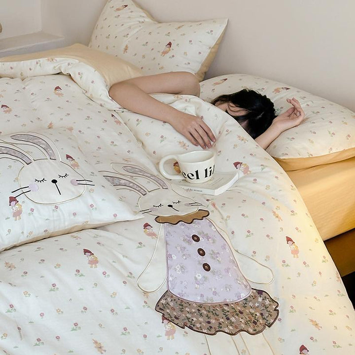 Bedding set with appliquéd doll motif and star pattern