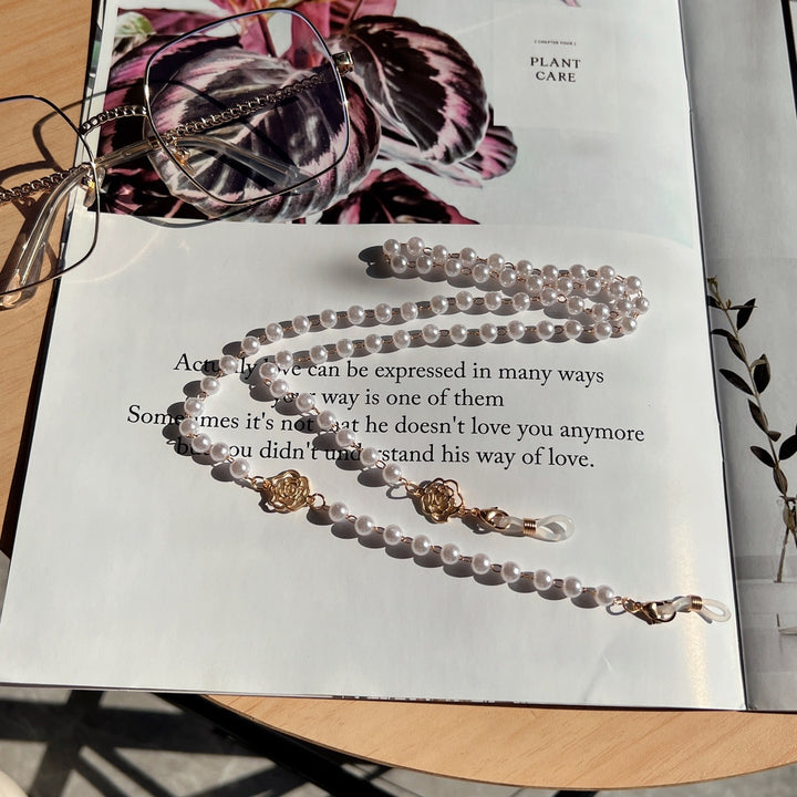 Elegant Pearl and Gold-Accented Eyewear Chain Stornfield