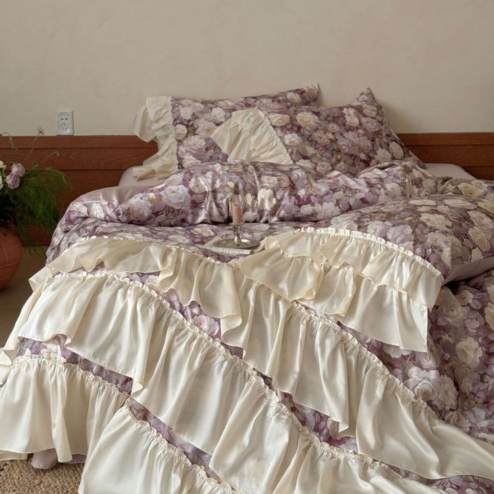 Bedding set in vintage rose pattern with layered ruffles and satin trim