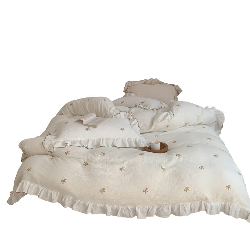 Bedding set made of cotton muslin with embroidered bows and ruffles