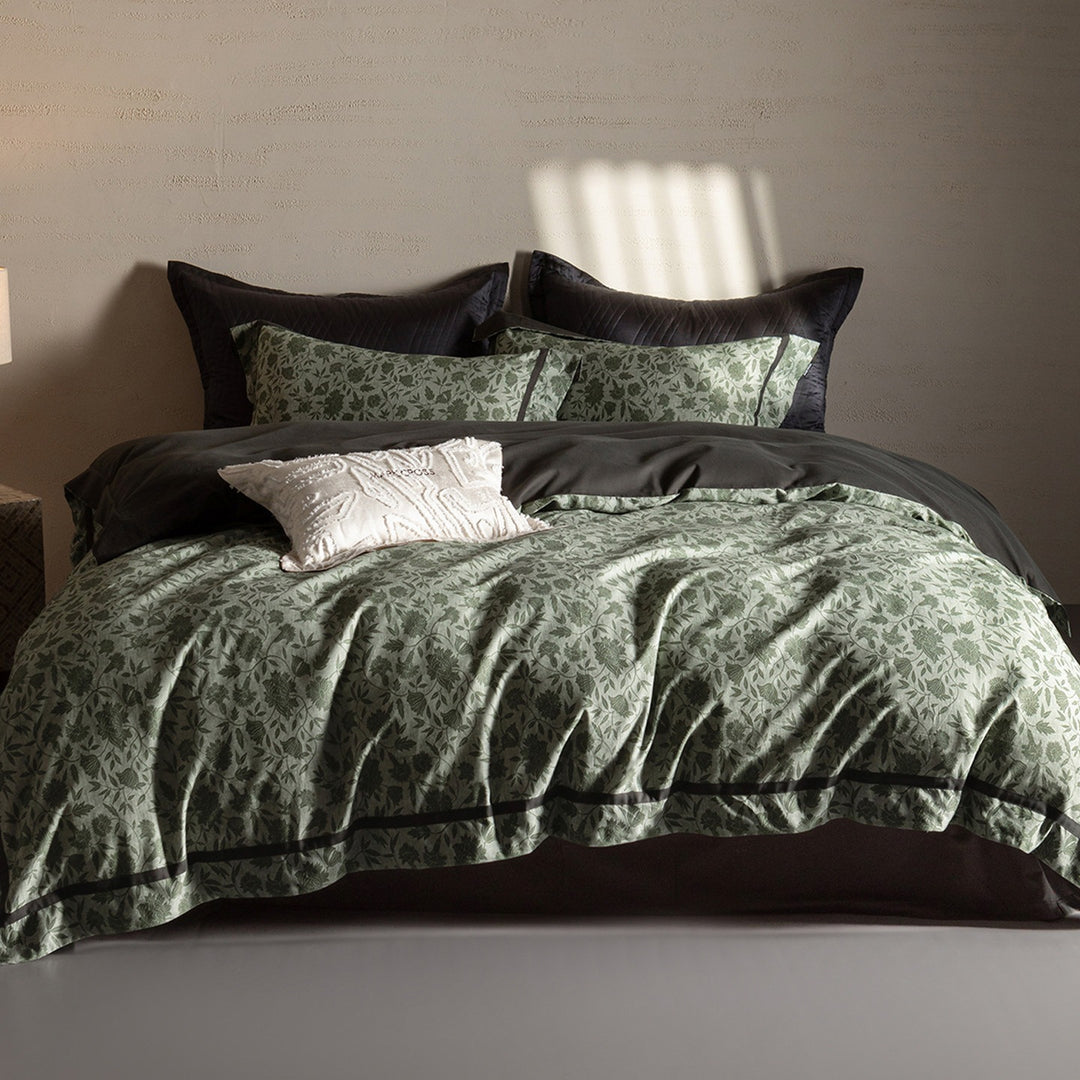 Duvet cover set made of cotton percale with subtle leaf allover and piped edge