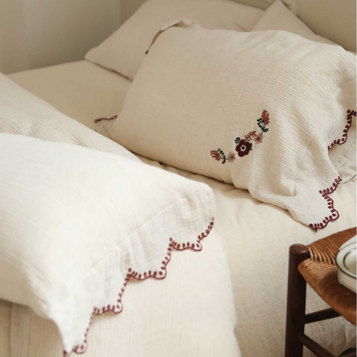 Embroidered cotton muslin bedding set with frill and floral embroidery