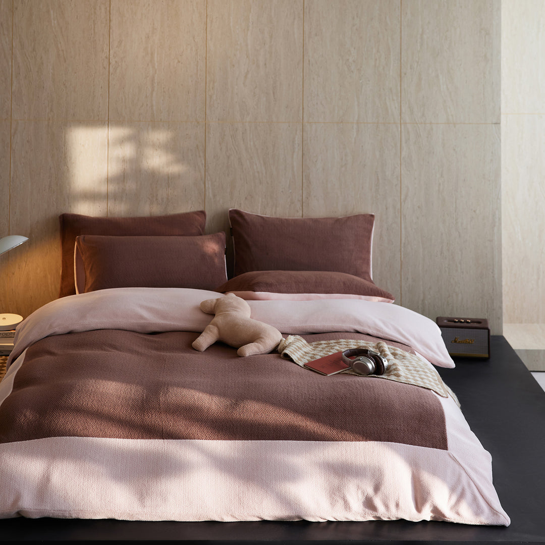 Reversible bedding and throw set made of fine cotton knit with contrast edge