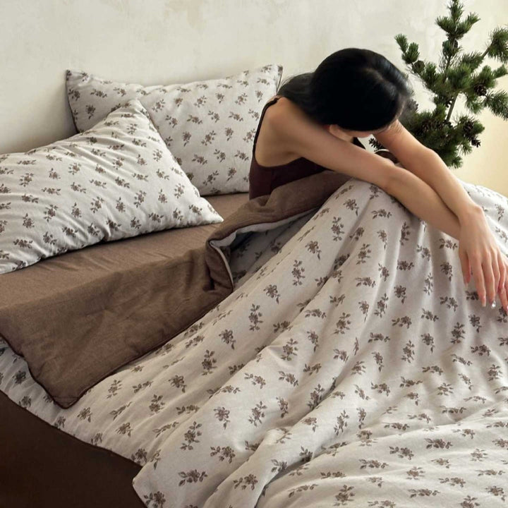 Bedding set made of cotton-linen mix with delicate floral print and reversibility