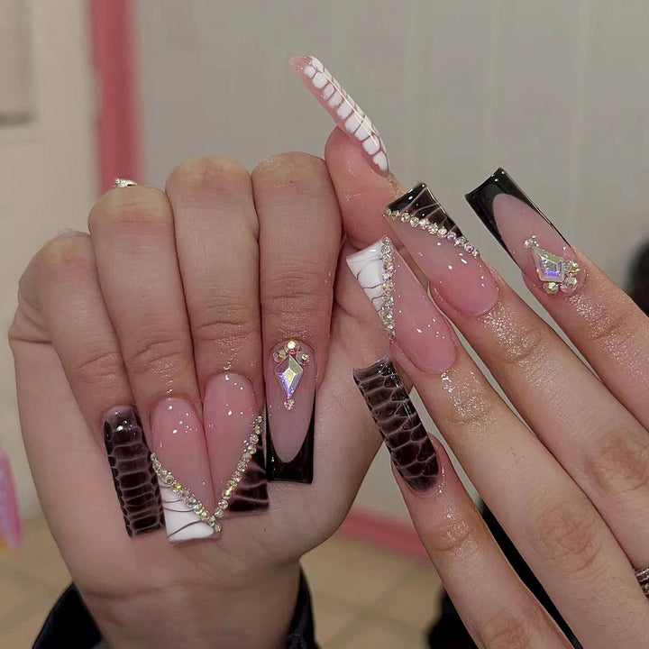 Exclusive artificial nails with glitter details and geometric designs Stornfield