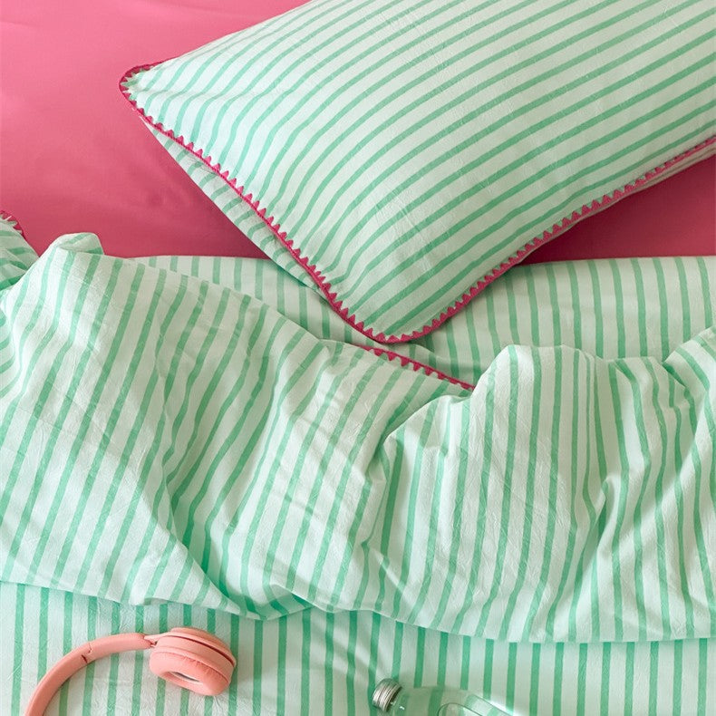 Striped cotton percale bedding set with contrasting decorative piping
