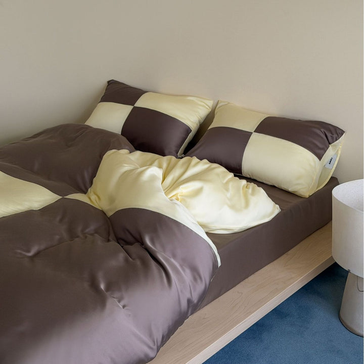 Reversible glossy satin bedding set with contrasting panels and silky touch