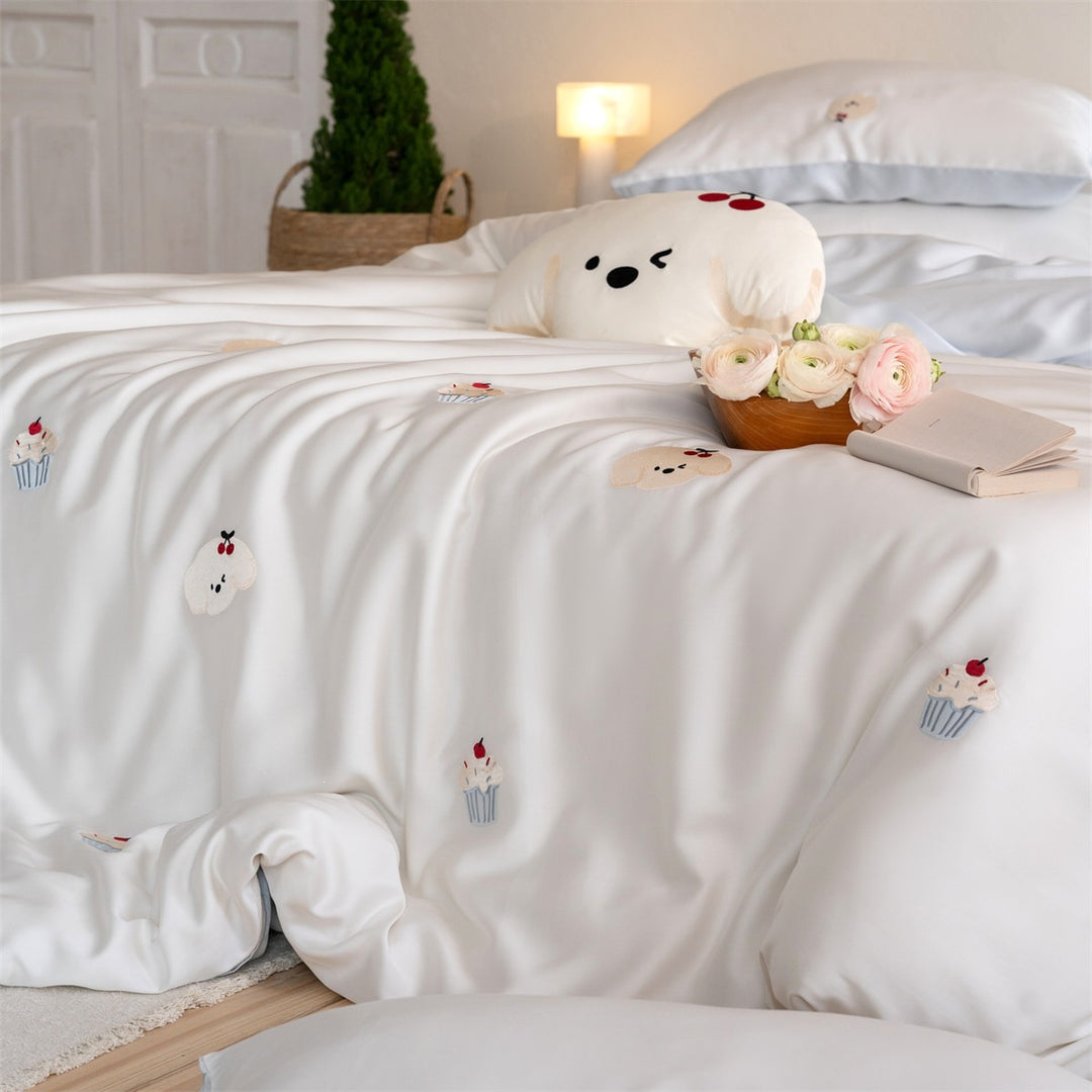 Satin bedding set with fine balloon and animal embroidery
