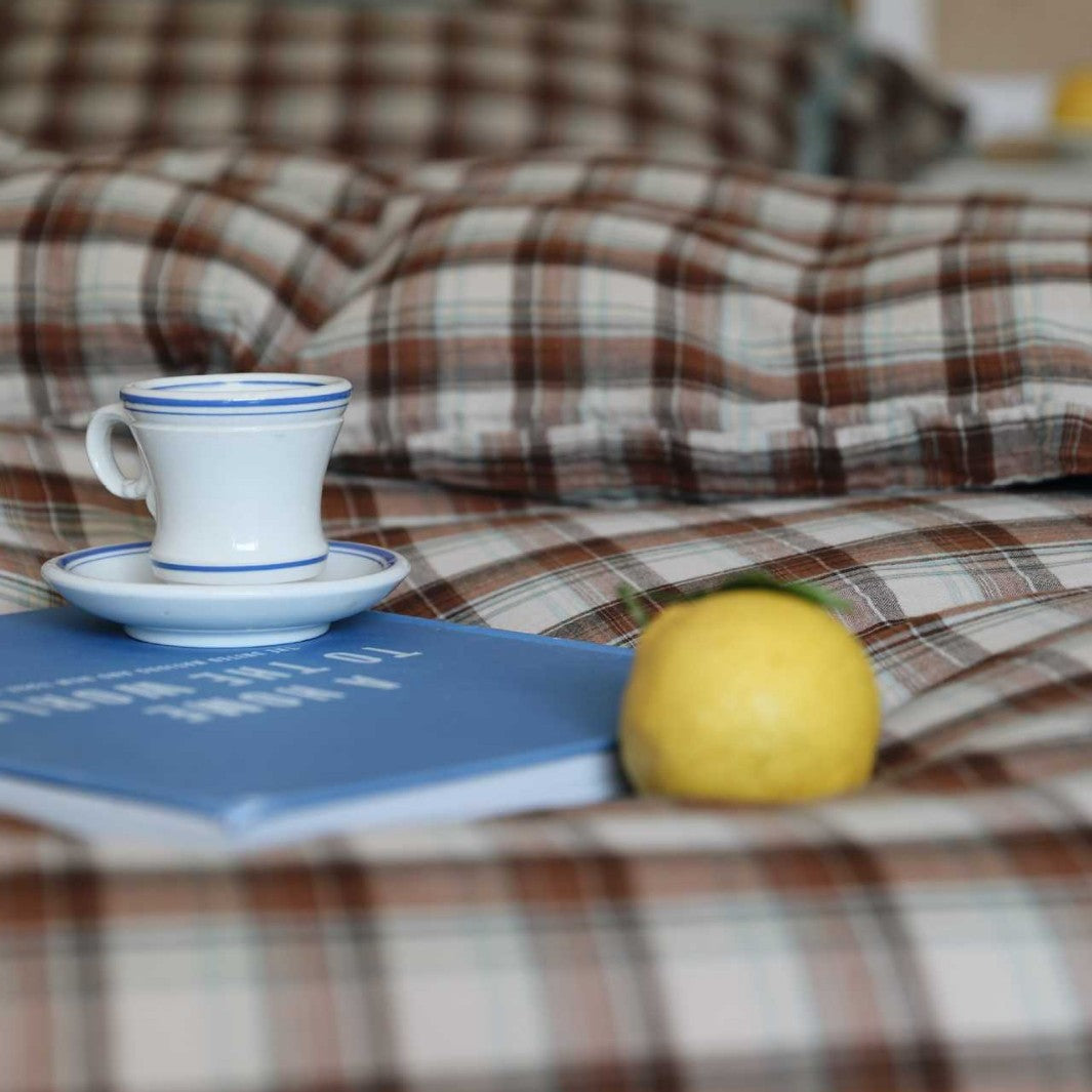Checked cozy bed linen set made of brushed cotton flannel with ruffle hem