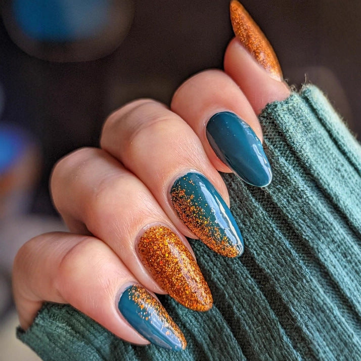 Glamorous artificial nails with sparkling accents Stornfield
