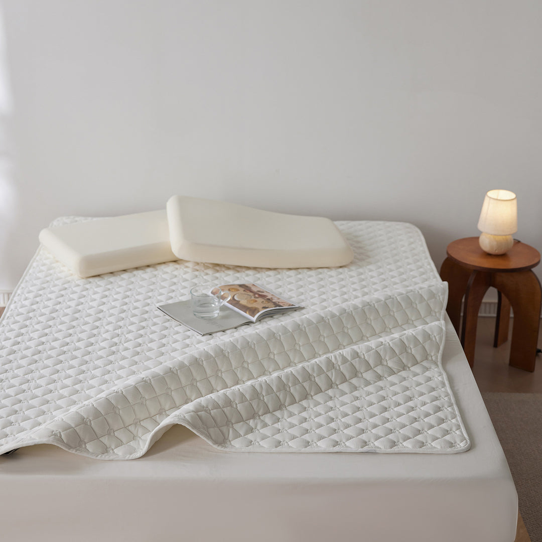 Quilted thermoregulating mattress topper with 3D quilting and non-slip underside