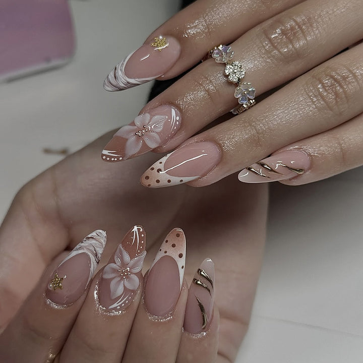 Artificial nail set with floral and elegant details Stornfield
