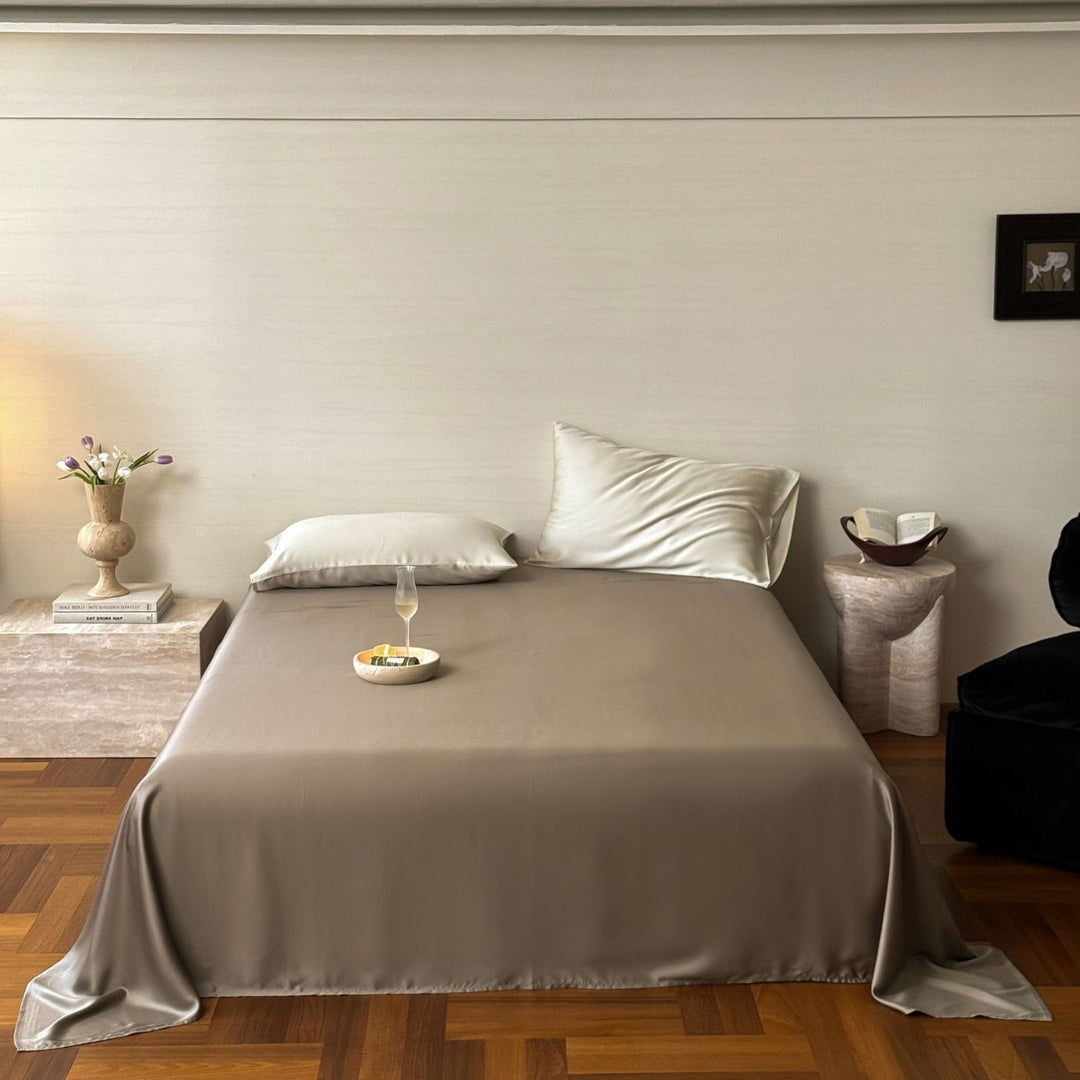 Luxurious satin bedding set with a silky-smooth surface, reversible function and hotel closure
