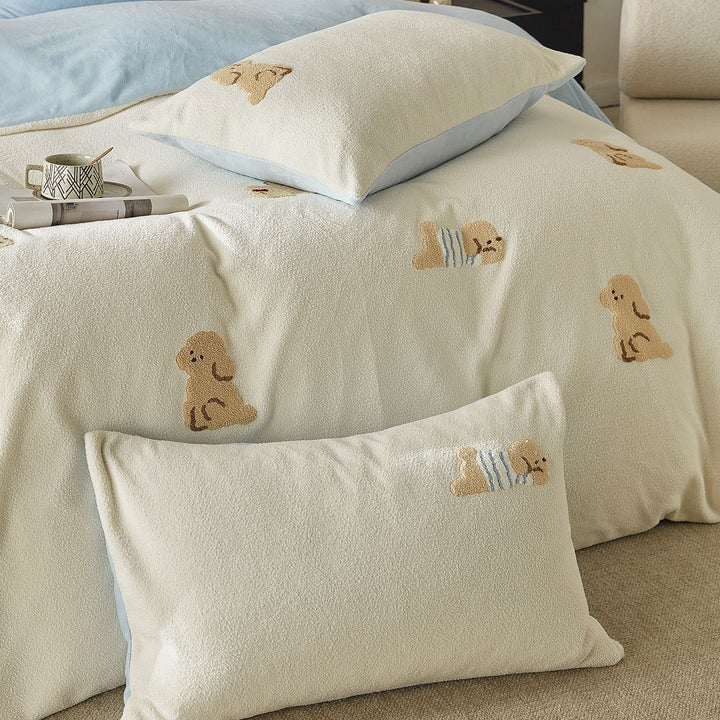 Reversible Sherpa bedding set with embroidered dog motifs