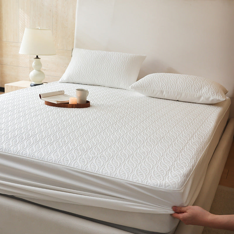 Padded mattress protector with elastic all-around rubber and quilted floral pattern