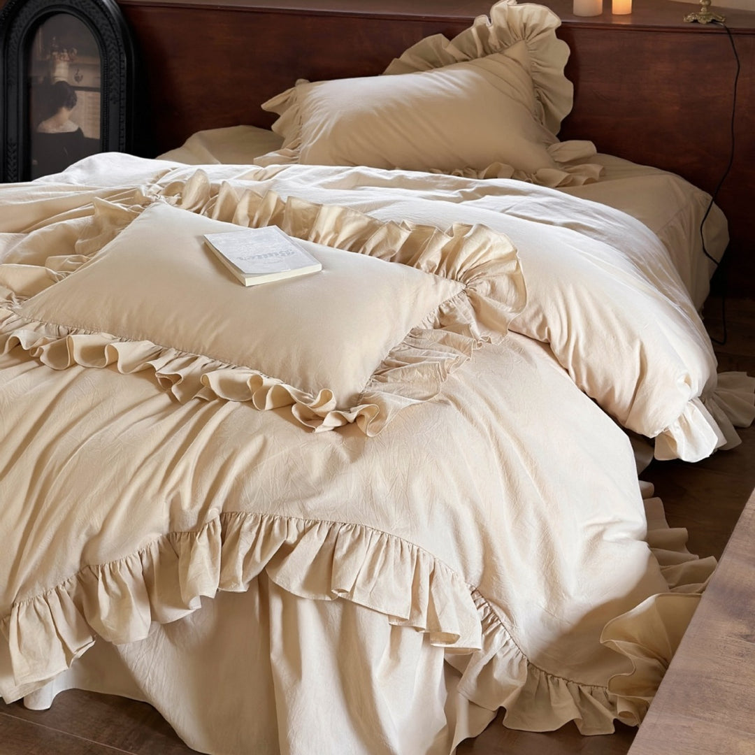 Romantic bedding set made of cotton muslin with ruffles and bedskirt