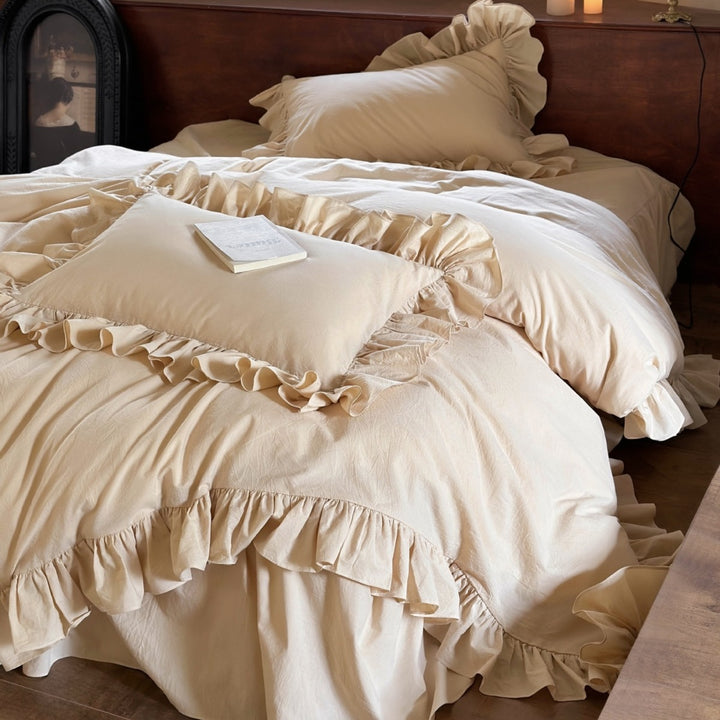 Romantic bedding set made of cotton muslin with ruffles and bedskirt