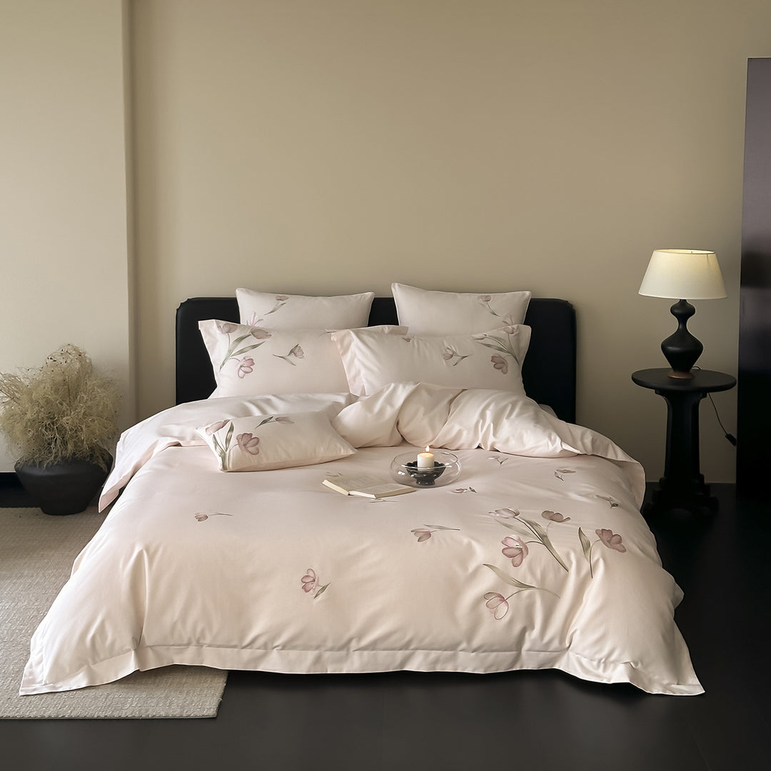 Bedding set made of cotton satin with delicately designed tulip print and extra soft finish