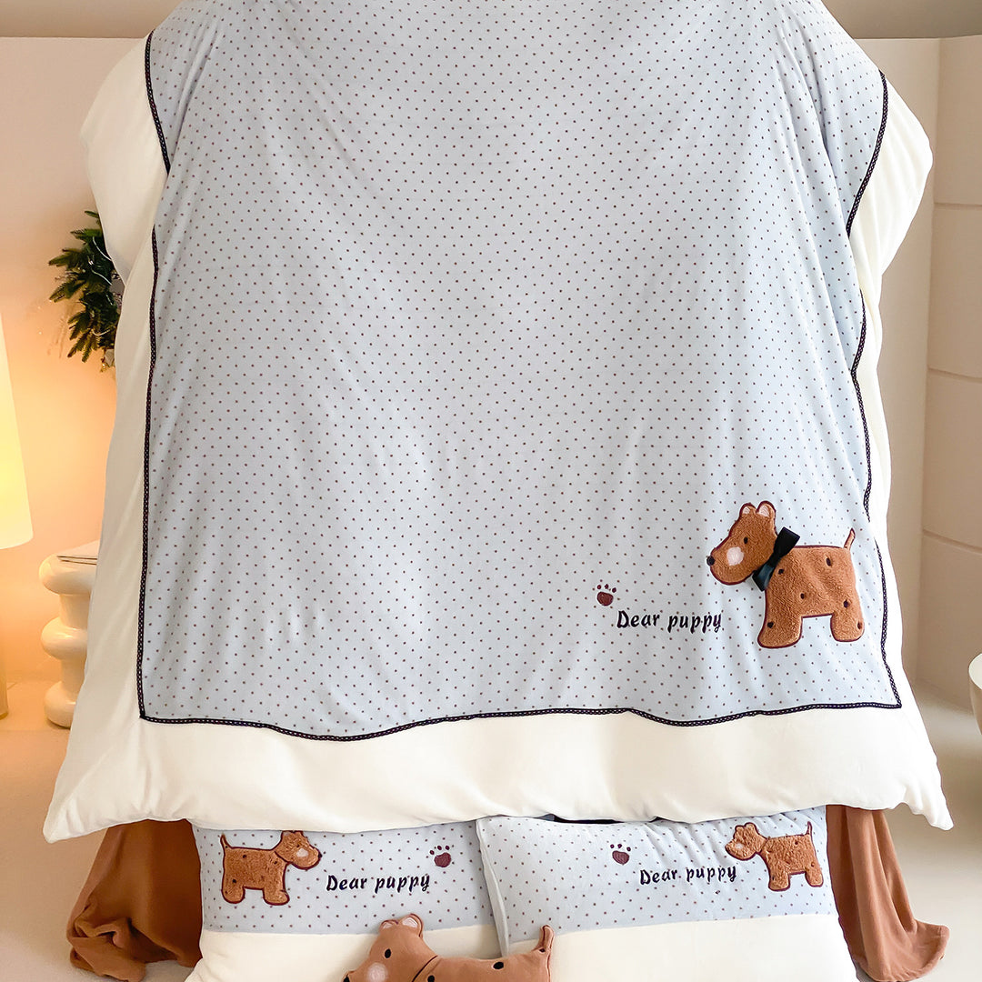 Children's bedding set with quilted reversible cover and appliquéd dog motif