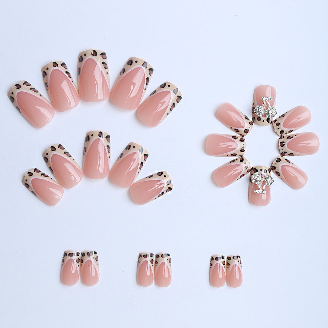 Artificial Nails with Elegant Animal Pattern and Glitter Details Stornfield
