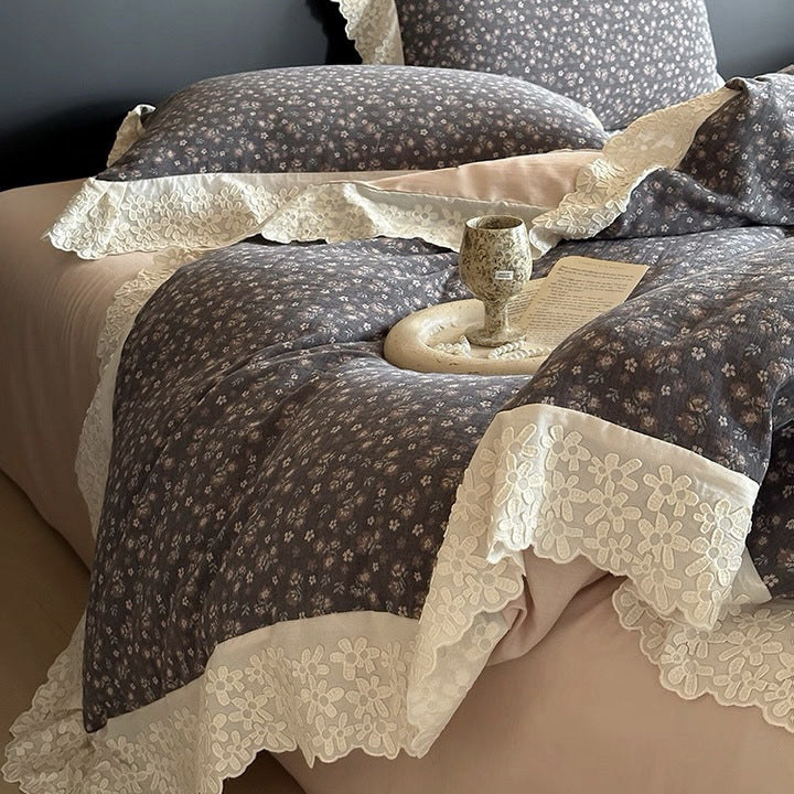 Bedding set in country house style with floral jacquard, lace ruffle and reversible function