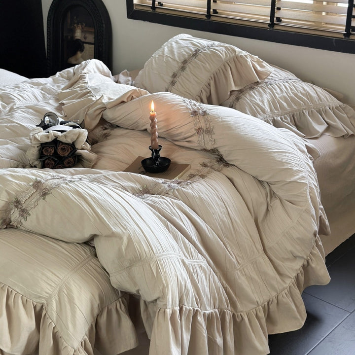 Romantic ruffle bedding set made of cotton muslin with flounce details
