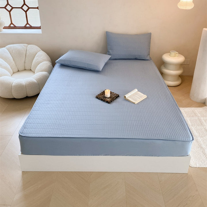 Padded mattress protector with fine quilted texture and all-round elastic band