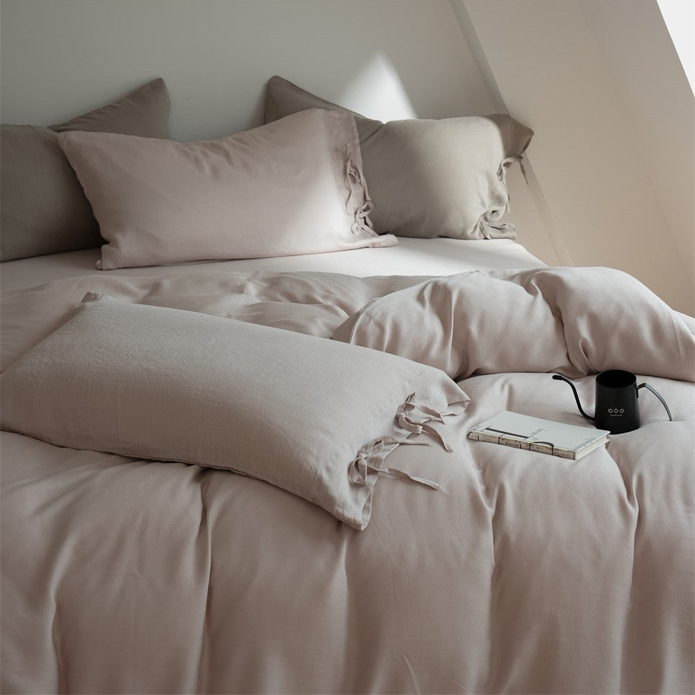 Bedding set made of finely woven cotton satin with ties, fitted sheet, and quilted blanket