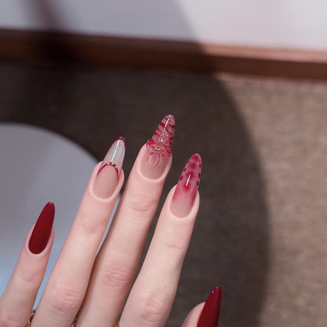 Artificial nails with floral and glamour details Stornfield