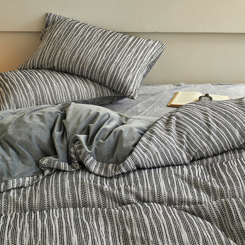 Quilted bedding set made of cotton blend fabric with textured stripes and reversible function