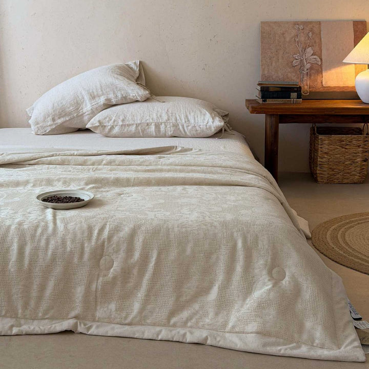 Light jacquard bedspread and bed cover made of cotton blend with floral relief