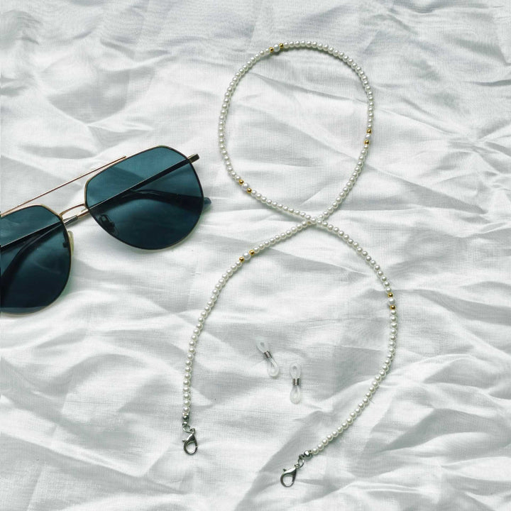 Fashionable pearl necklace with golden accent Stornfield