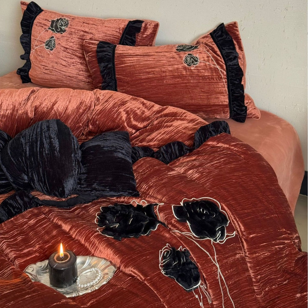 Samt bedding set with 3D rose appliqué and decorative frill