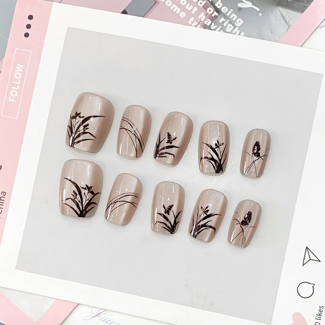 Artfully designed nails with floral motifs Stornfield