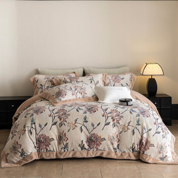 Luxurious reversible bedding set with velvety edging and abstract Ikat pattern
