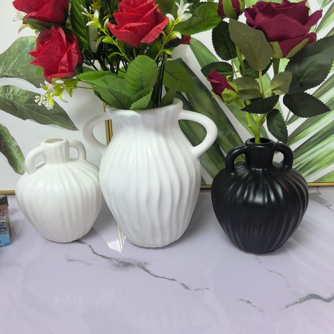 Elegant Ribbed Decorative Vase Stornfeild