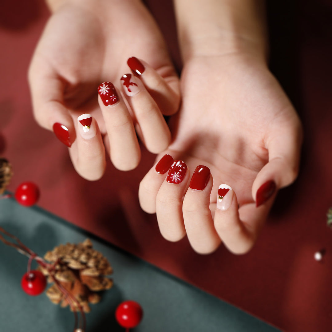 Elegant artificial nails with golden accents and floral design Stornfield