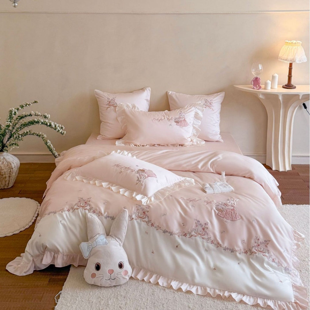 Playful cotton satin bedding set with ruffled edge and embroidered rabbit motif