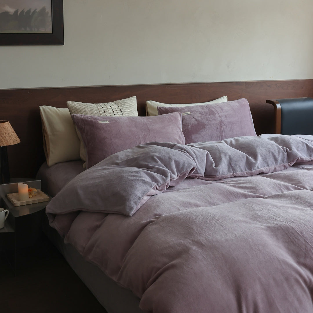 Soft velvet-look bedding set made of microfiber with breathable filling and hotel closure