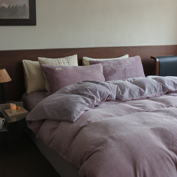 Soft velvet-look bedding set made of microfiber with breathable filling and hotel closure