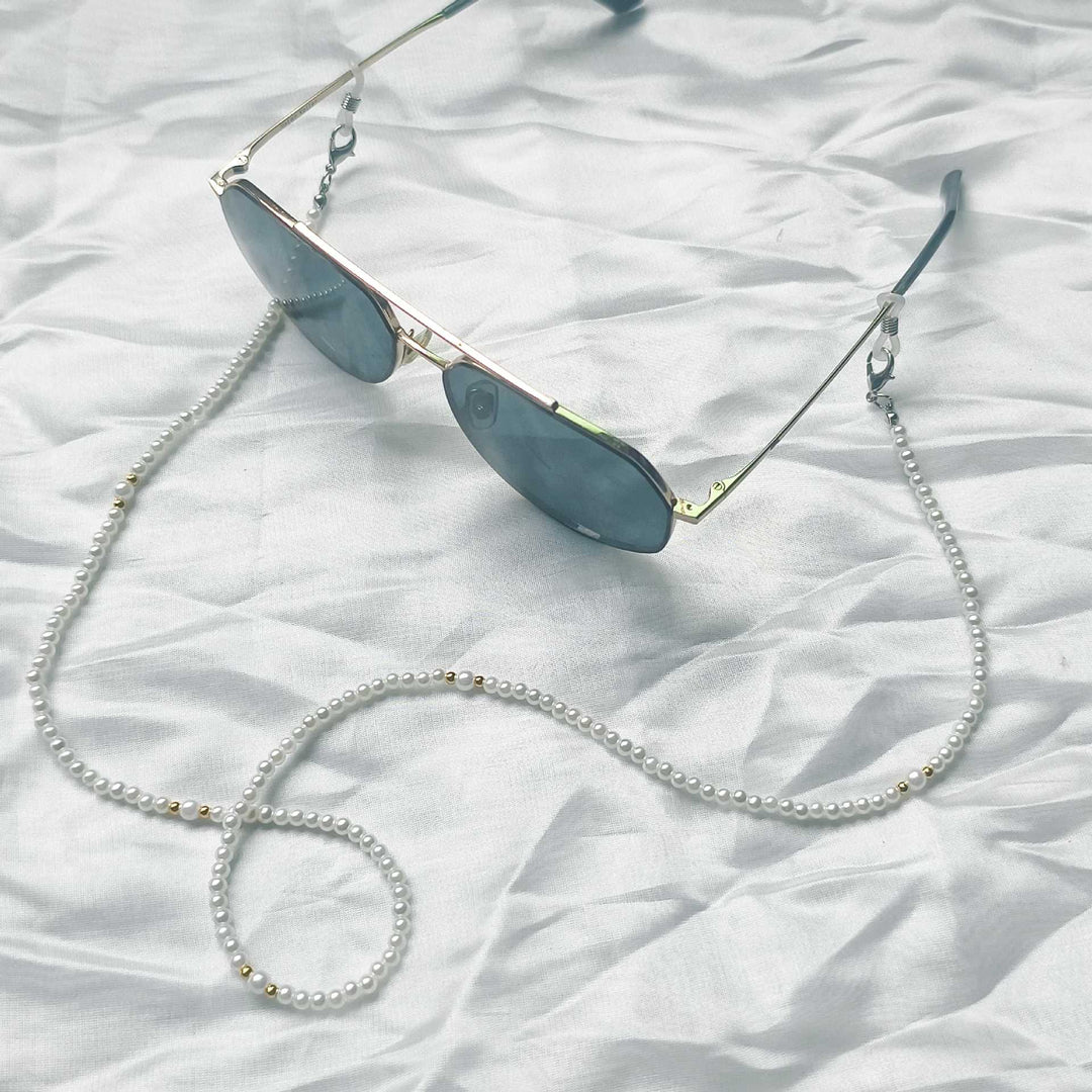 Fashionable pearl necklace with golden accent Stornfield