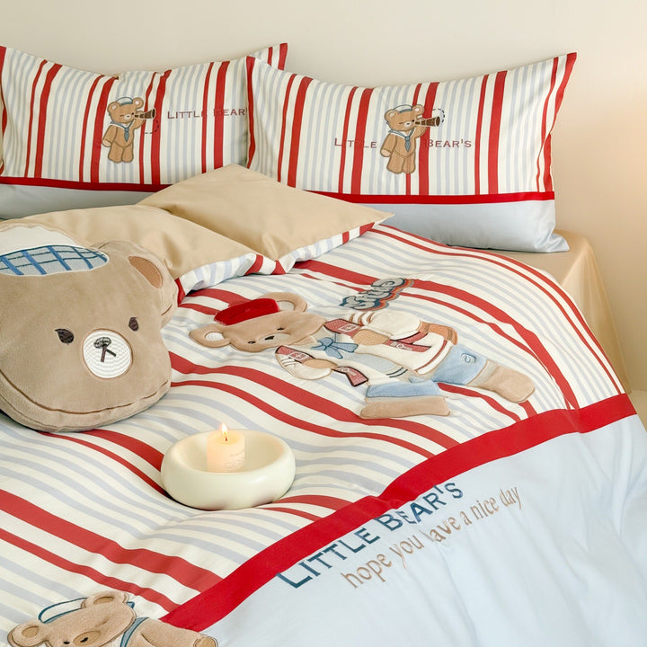 Children's bedding set with embroidered teddy bear and classic striped pattern Stornfield
