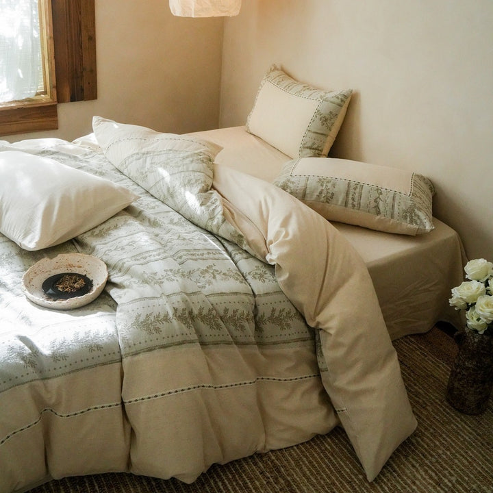 Bedding set with subtle floral stripes made of cotton-linen and hidden zipper