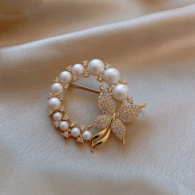 Exquisite pearls and rhinestone brooch Stornfield