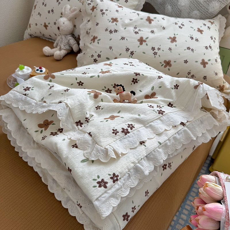 Women Cozy Bedspread with Playful Floral Pattern Stornfield