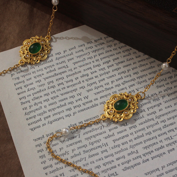 Elegant jewelry display chain with pearls and green stone decoration Stornfield