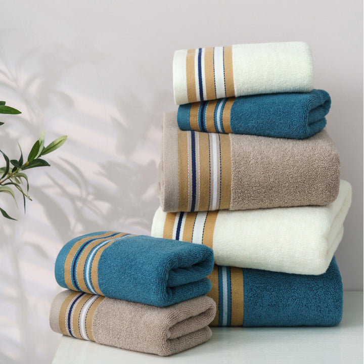 Highly absorbent luxury bath towel made of cotton terry with decorative stripes