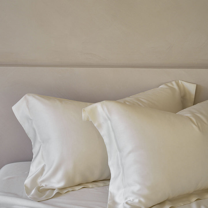 Satin pillowcase set made of combed cotton satin with a silky sheen and fine piping