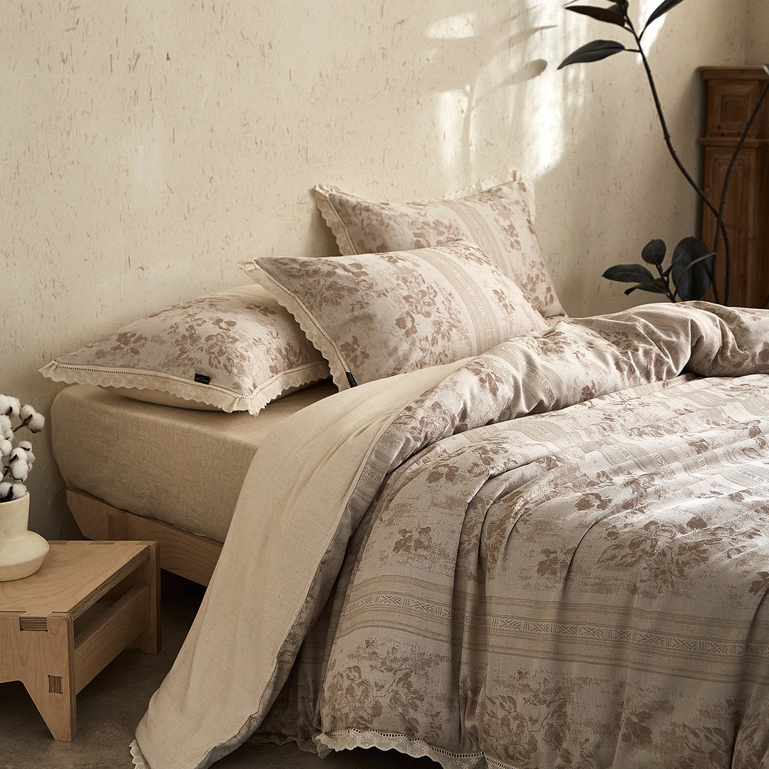 Floral Vintage-Inspired Cotton-Sateen Duvet Cover Set with Scalloped Lace Hem and Matching Shams